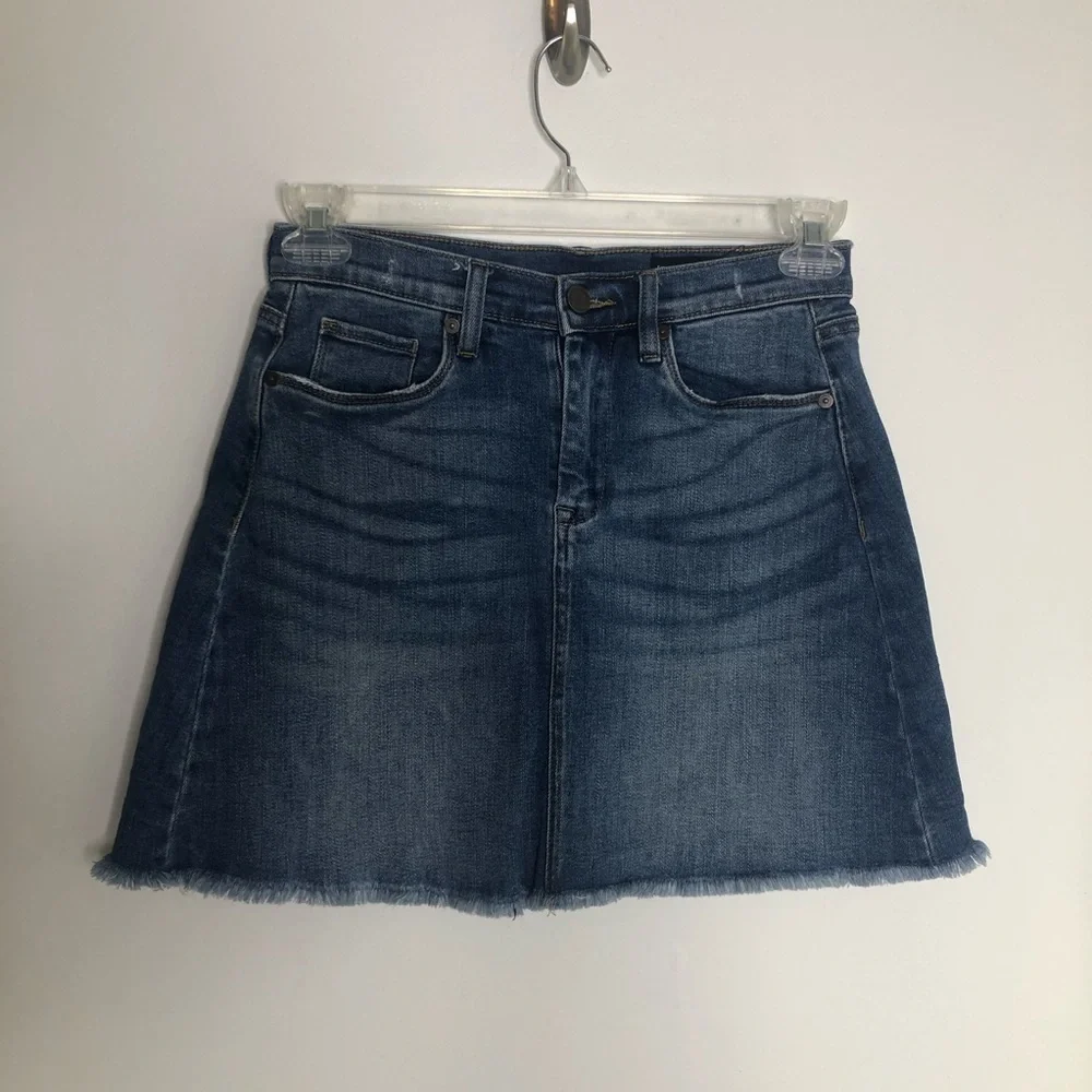 Blank NYC women’s blue denim jean frayed mini skirt size 25 waist = XS